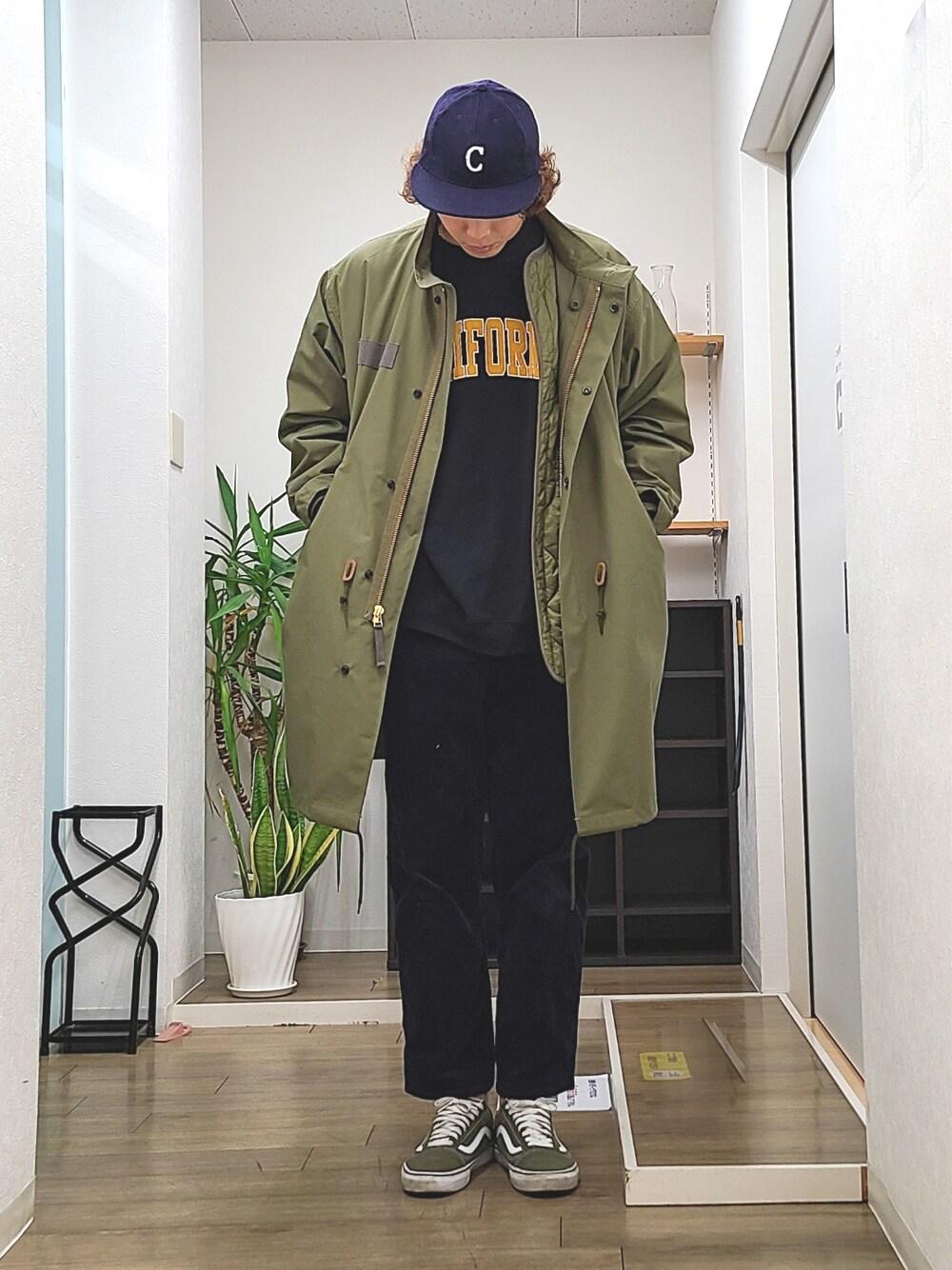 グリーン系のスニーカー、ブルー系のその他パンツ、ブルー系のスウェットを着用したメンズの冬コーディネートの1枚目の写真