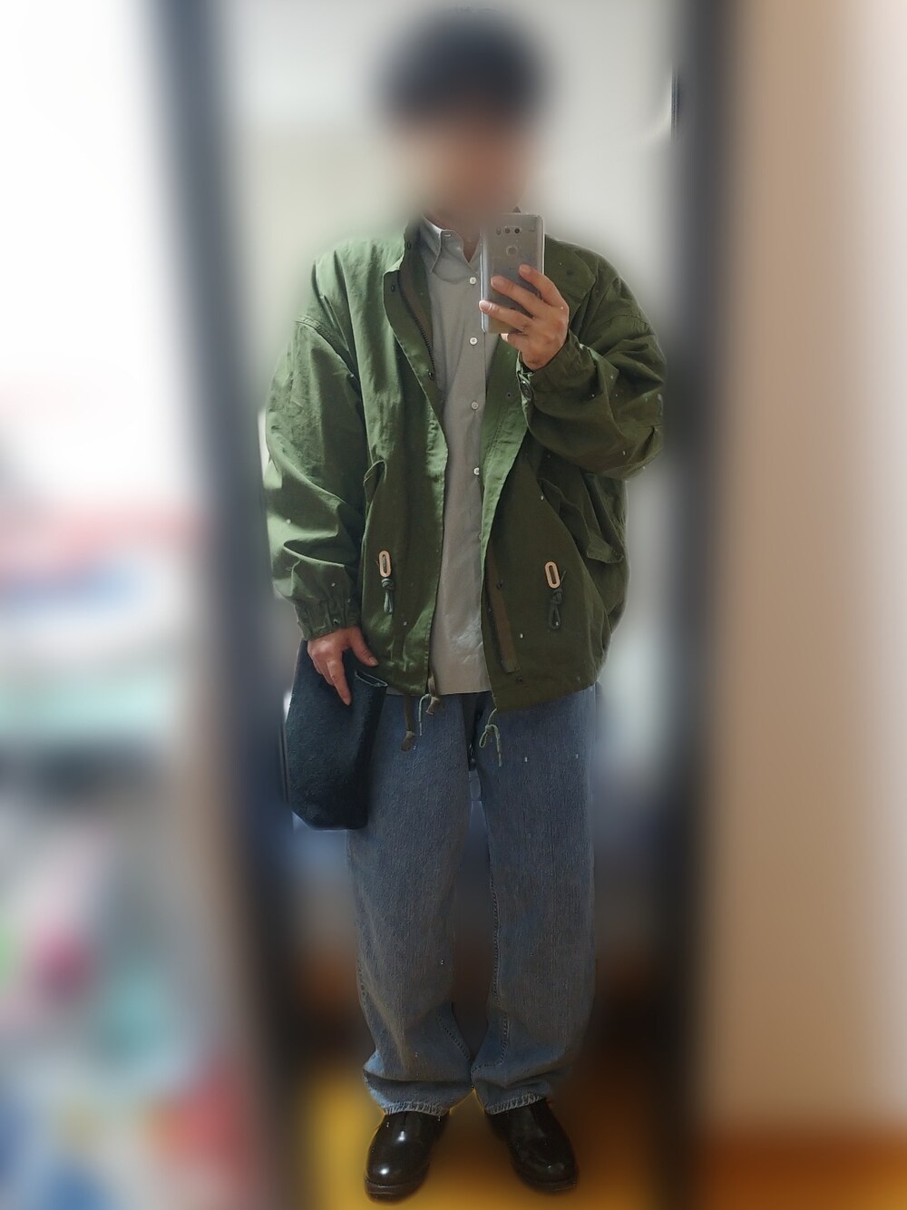 「ビッグシルエット、大人カジュアル、デニム、オーバーサイズ、シャツスタイル、ショートモッズ、ブルゾン、デニムパンツ、おしゃれさんと繋がりたい、ミニバッグ、ワイドパンツ、ワイドデニム、革靴、春コーデ」｜「markaのmarka / マーカ：MILITARY JACKET：M19A-15BL01C[COR]（ミリタリージャケット、グリーン系）」を使った、ピローさん（メンズ・170cm）の冬コーディネートの1枚目の写真