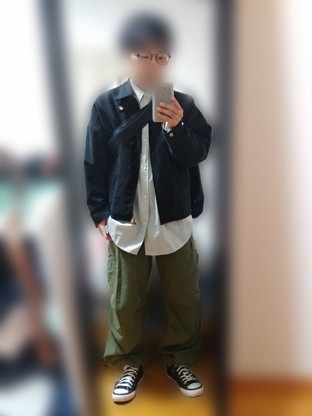 「秋コーデ、シンプル、お洒落さんとつながりたい、カーゴパンツ、ブルゾン、ローテクスニーカー、ブラック×グリーン、ミリタリー、ビッグトート、シャツスタイル、スニーカー、めがね」｜「Graphpaperのアイテム（シャツ/ブラウス、グリーン系）」を使った、ピローさん（メンズ・170cm）の秋コーディネートの1枚目の写真