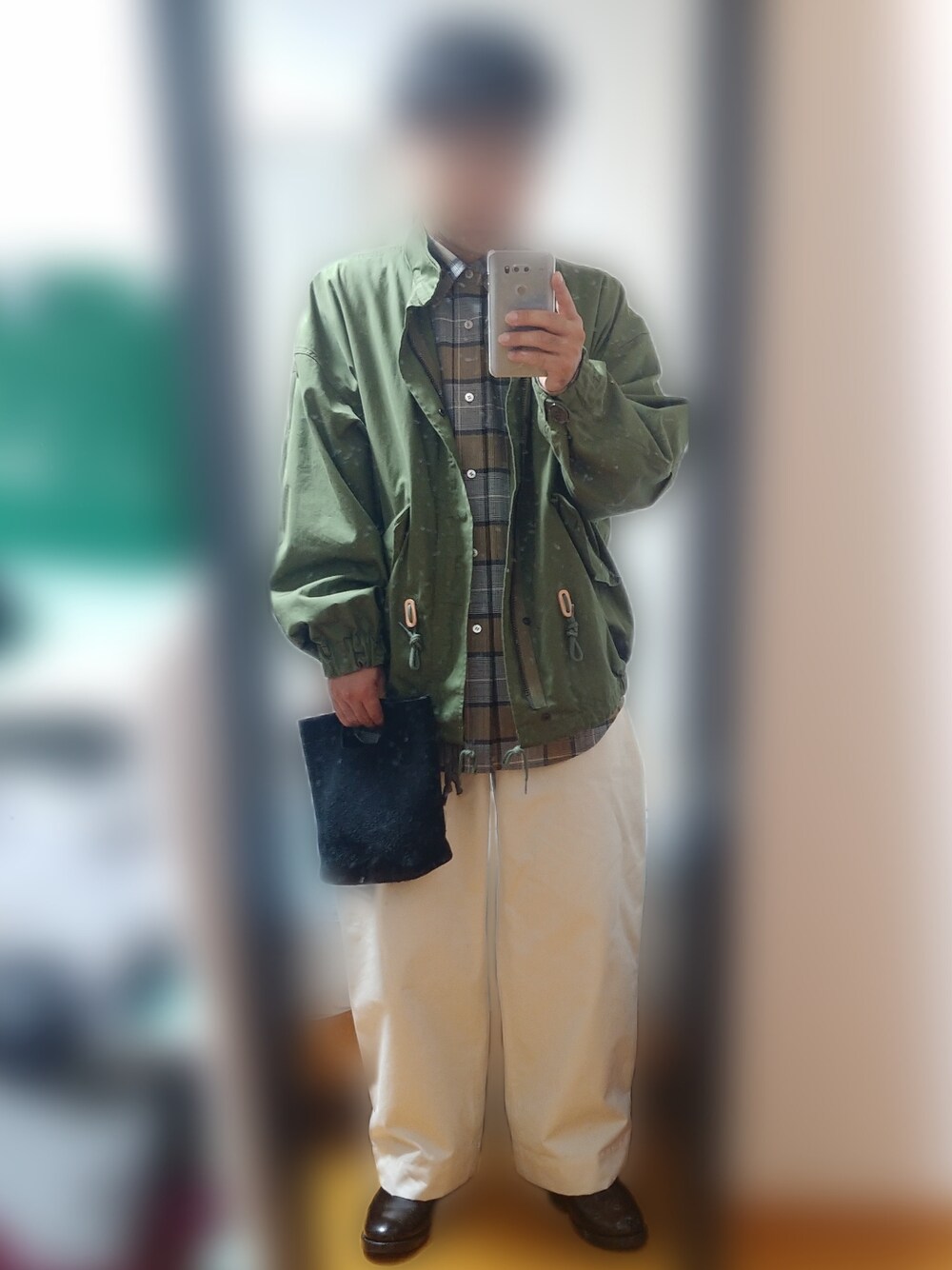「ワイドパンツ、大人カジュアル、お洒落さんとつながりたい、アメカジ、ミリタリー、革靴、ダサかわいい、白ワイドパンツ、チェックシャツ、レザーバッグ、ショートモッズ、シャツスタイル、ウールシャツ、cale」｜「markaの【marka / マーカ】ショートモッズ（ブルゾン、グリーン系）」を使った、ピローさん（メンズ・170cm）の夏コーディネートの1枚目の写真
