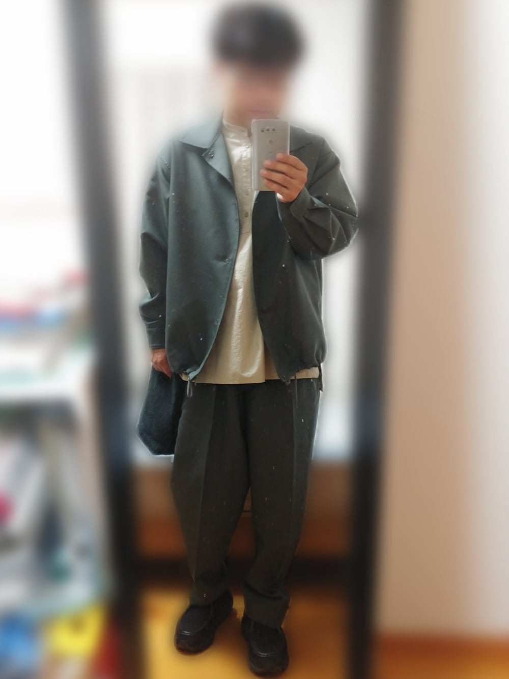 「シンプル、秋のコーデ、きれいめカジュアル、おしゃれさんと繋がりたい、革靴、セットアップ、コーチジャケット、シャツスタイル、アースカラー、バンドカラーシャツ、レザーバッグ、ATON、Hender Scheme、marka、グリーン」｜「markaのmarka / マーカ：COACH SHIRT - w.m tropical -：M21A-06SH02C[COR]（ブルゾン、グリーン系）」を使った、ピローさん（メンズ・170cm）の夏コーディネートの1枚目の写真
