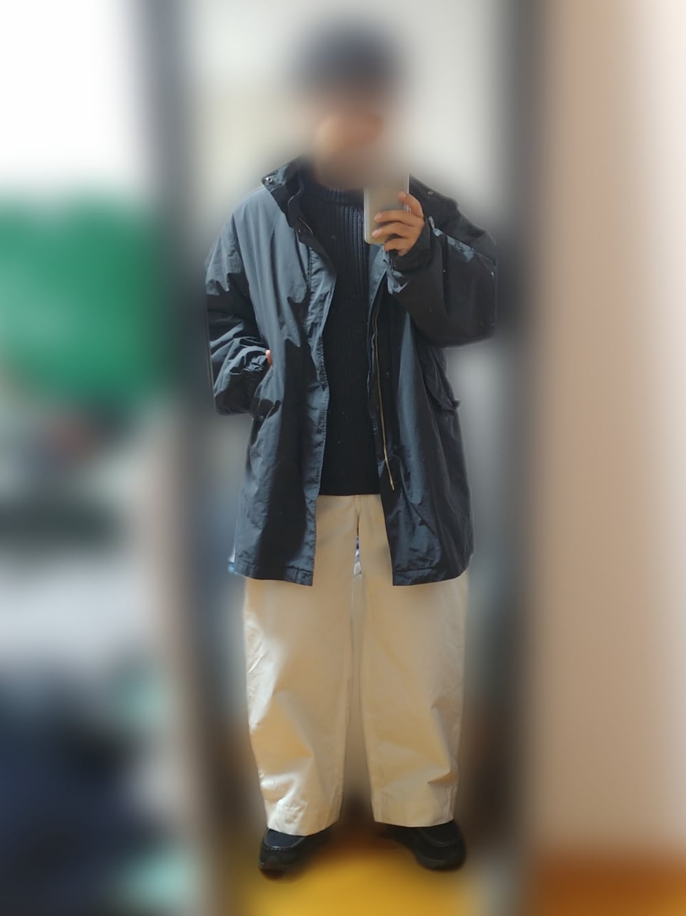 「シンプル、お洒落さんとつながりたい、革靴、ワイドパンツ、モノトーン、ニット、冬コーデ、ボリュームソール、オーバーサイズ、モッズコート、エクリュ、チャコールグレー、大人カジュアル」｜「BATONERの＜BATONER（バトナー）＞ シグネチャー クルーネック ニット（ニット/セーター、グレー系）」を使った、ピローさん（メンズ・170cm）の秋コーディネートの1枚目の写真