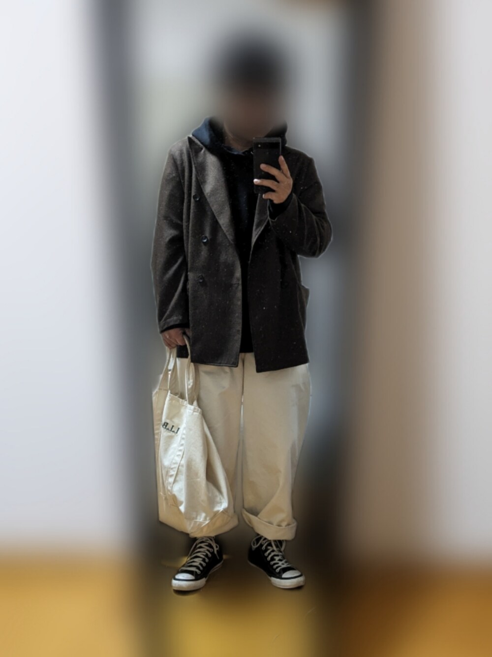 「秋コーデ、お洒落さんとつながりたい、きれいめカジュアル、ビッグシルエット、パーカー、白シャツ、ワイドパンツ、ロールアップ、コンバース、デカバッグ、ジャケット、ダブルジャケット、スニーカー」｜「markaのアイテム（ジャケット/アウター、ブラウン系）」を使った、ピローさん（メンズ・170cm）の夏コーディネートの1枚目の写真