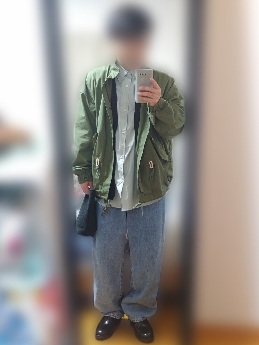 「春、大人カジュアル、シンプル、お洒落さんとつながりたい、レイヤードスタイル、カジュアル、グリーン、ミントグリーン、シャツスタイル、デニム、ワイドデニム、ワイドパンツ、モッズコート、ブルゾン、革靴」｜「markaの【marka / マーカ】ショートモッズ（ブルゾン、グリーン系）」を使った、ピローさん（メンズ・170cm）の春コーディネートの1枚目の写真