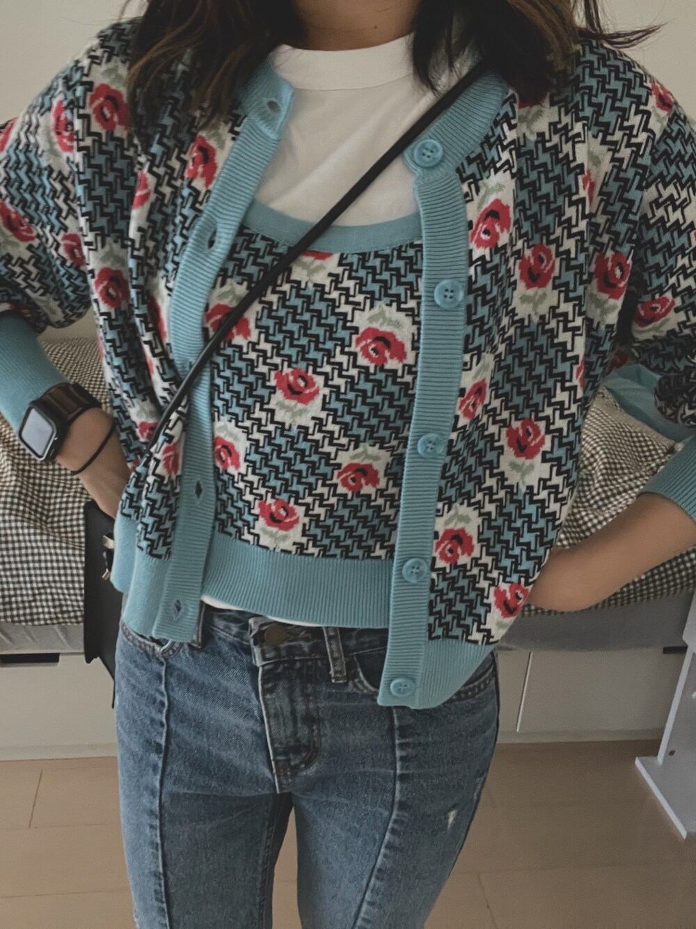 ブルー系のカーディガン/ボレロ、ホワイト系のTシャツ/カットソー、ブルー系のデニムパンツを着用したレディースの夏コーディネートの1枚目の写真