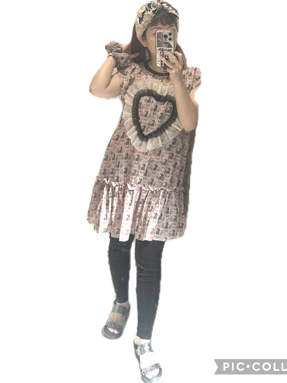ピンク系のワンピース、ブラック系のサンダル、ベージュ系のヘアバンドを着用したレディースの夏コーディネートの1枚目の写真