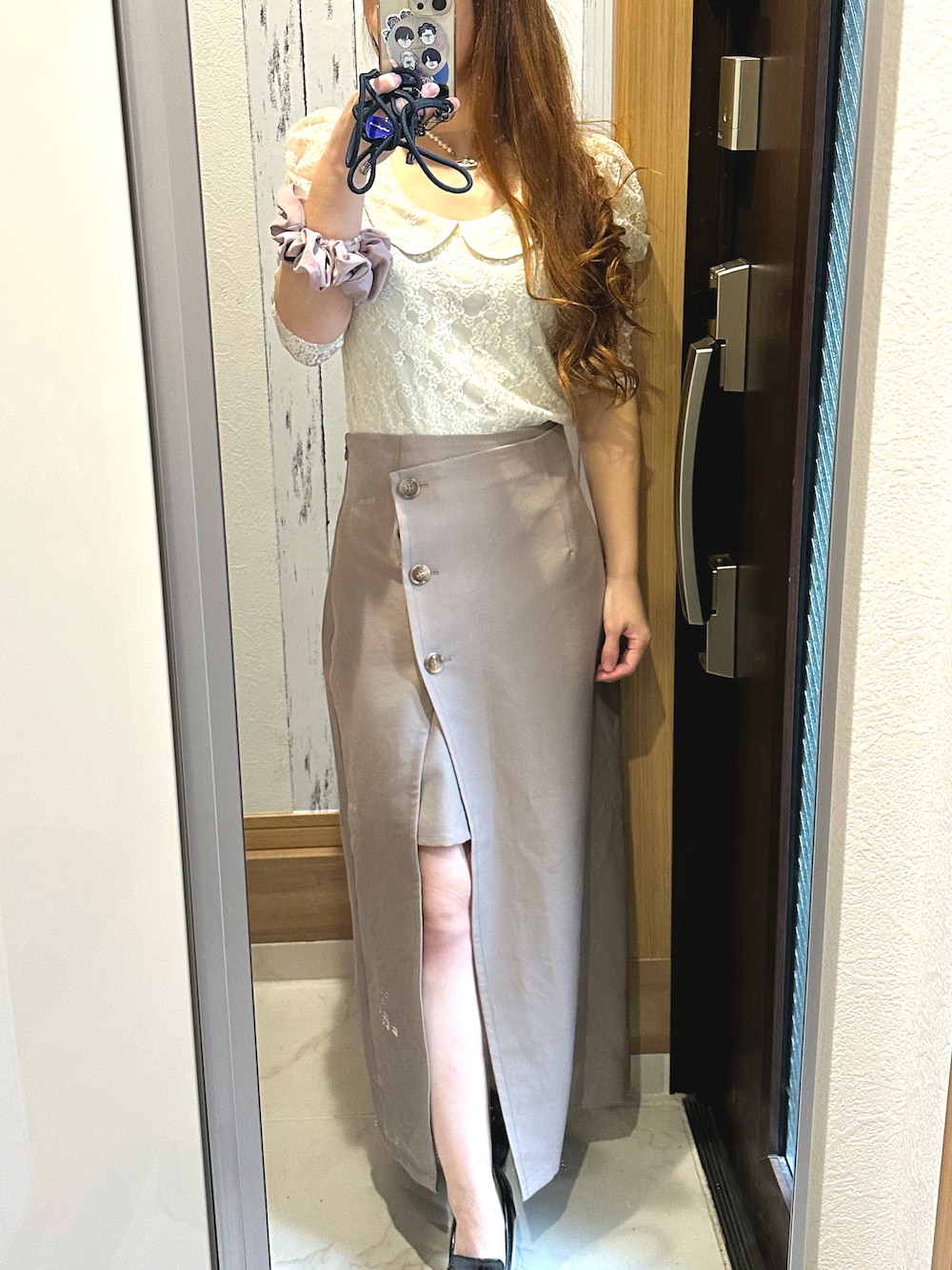 ホワイト系のTシャツ/カットソー、ベージュ系のスカートを着用したレディースの春コーディネートの1枚目の写真