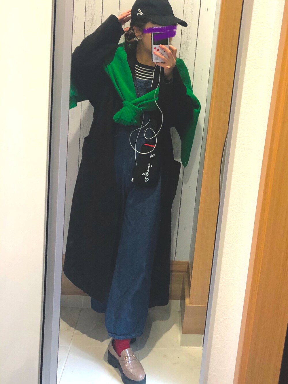 「グリーン、ロングアウター、サロペット、アニエスベー、キャップ、肩掛けカーデ、黒x緑、ローファー、赤が差し色、低身長、カジュアル、春コーデ、パンツスタイル、肩掛け」｜「Shoes in Closetの厚底 ビットモチーフ 超軽量 ローファー《約4.5cmソール》1999（ローファー、グレー系）」を使った、♡indigolovE♡さん（レディース・152cm）の春コーディネートの1枚目の写真