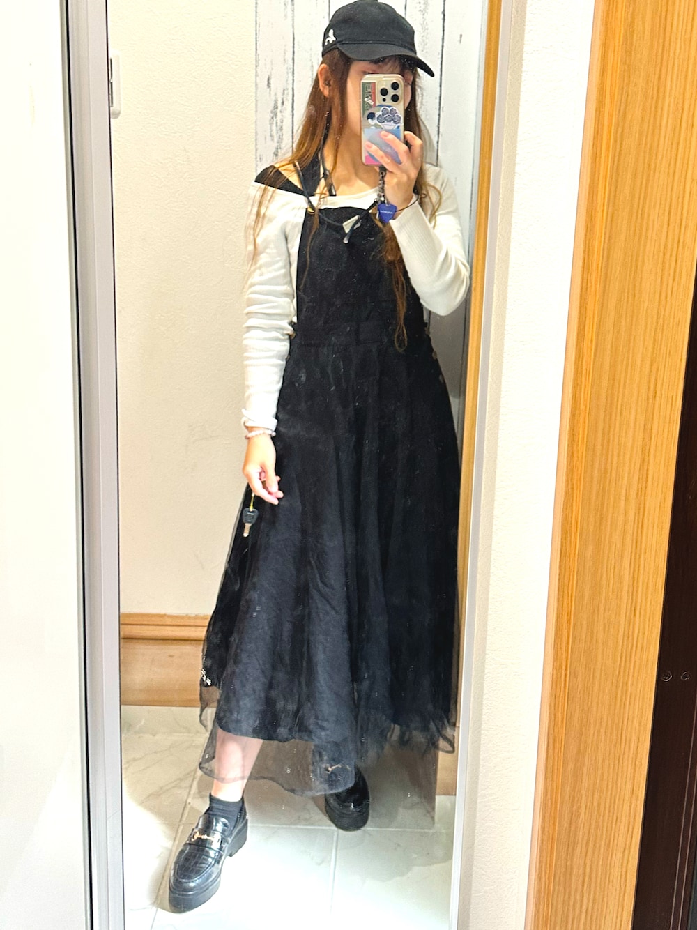 「白黒、オーバーオール、ワンピース、黒デニム、白トップス、アシンメトリー、キャップ、スポーツミックス、春夏コーデ、低身長コーデ、大人ガーリー、ママコーデ、アラフォー、30代コーデ、30代ファッション」｜「La-gemmeのチュールドッキングデニムジャンパースカート（サロペット/オーバーオール、ブラック系）」を使った、♡indigolovE♡さん（レディース・152cm）の春コーディネートの1枚目の写真