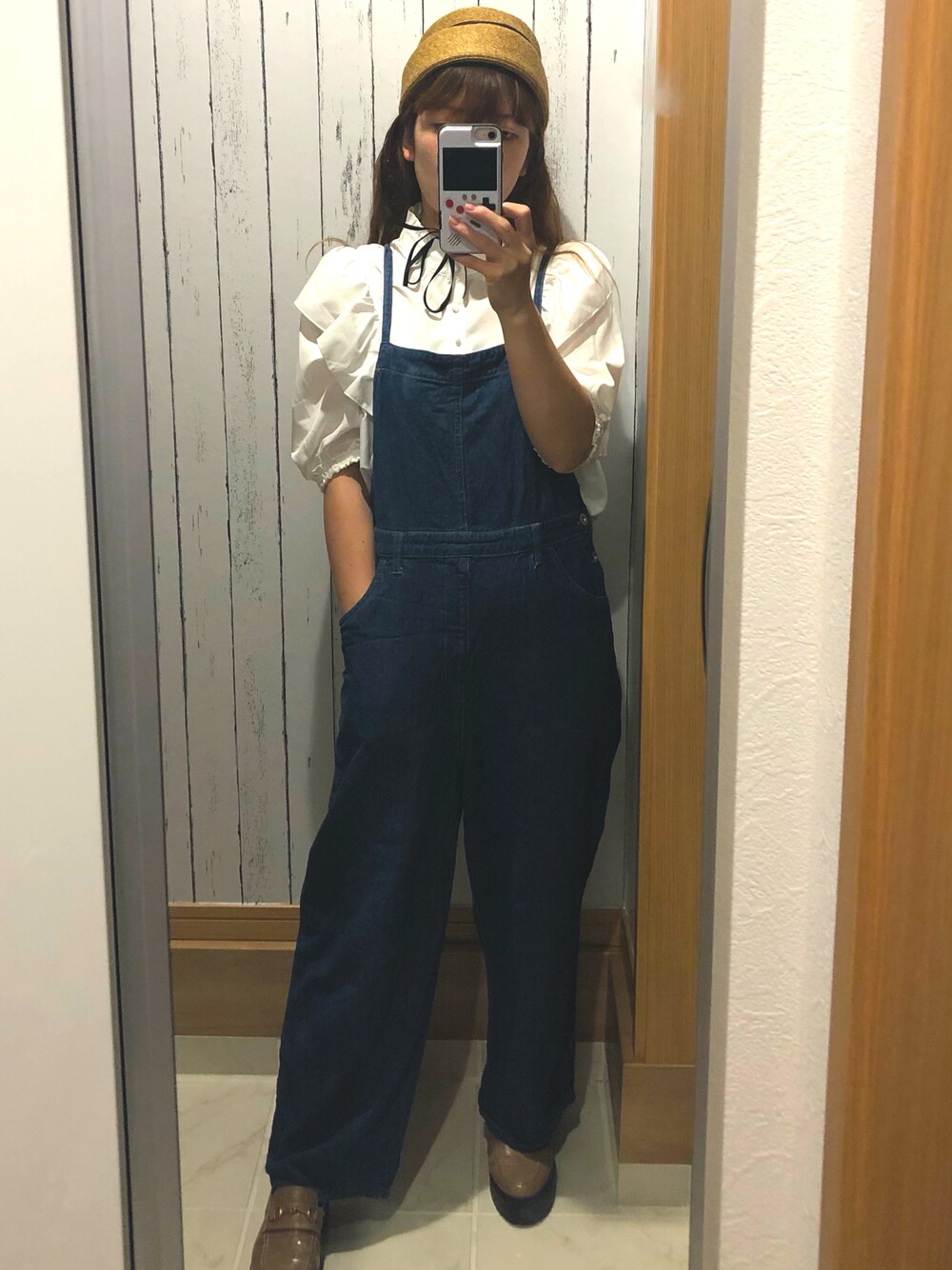 ホワイト系のシャツ/ブラウス、ブルー系のサロペット/オーバーオール、グレー系のローファーを着用したレディースの春コーディネートの1枚目の写真