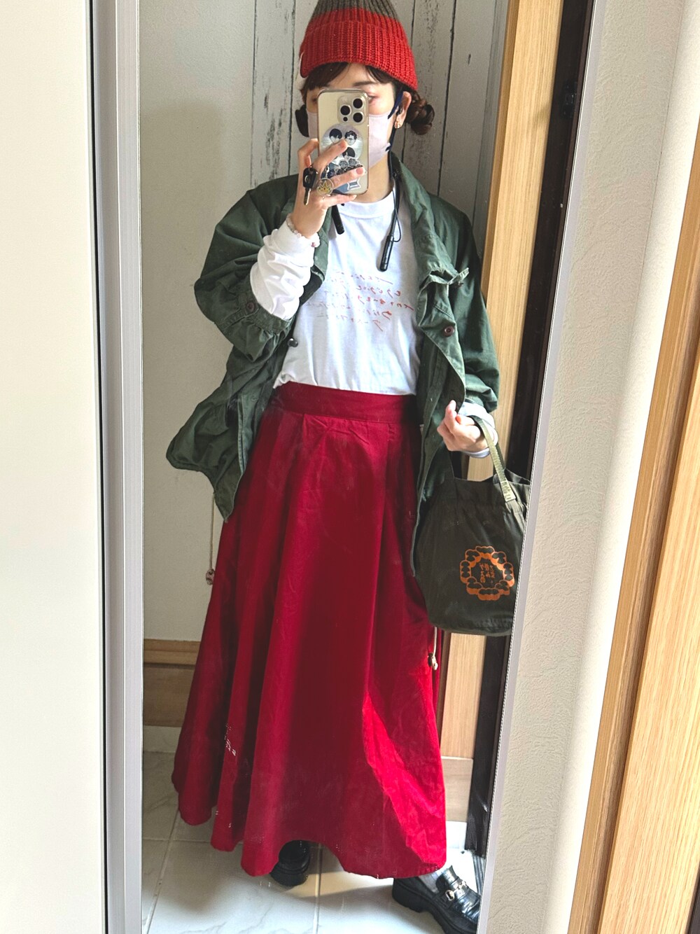 「春コーデ、ロンT、ライブTシャツ、赤スカート、カーキ、ニット帽、ローファー、ルーズソックス、赤がポイント、春、春先取り、30代コーデ、アラフォー、アラフォーママコーデ、ママコーデ」｜「indigo la Endのアイテム（Tシャツ/カットソー、ホワイト系）」を使った、♡indigolovE♡さん（レディース・152cm）の冬コーディネートの1枚目の写真