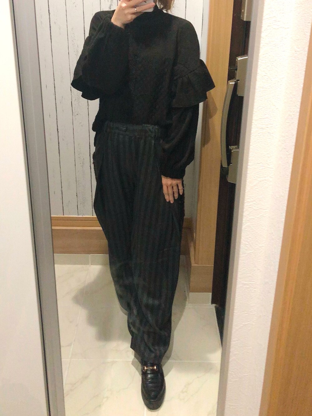 「冬コーデ、ギャルソンラレゾン、ブラックコーデ、パンツスタイル、デザインパンツ、デザイントップス、異素材、冬、低身長」｜「garcon la raisonの[130-140]ワイドパンツ（その他パンツ、ブラック系）」を使った、♡indigolovE♡さん（レディース・152cm）の冬コーディネートの1枚目の写真