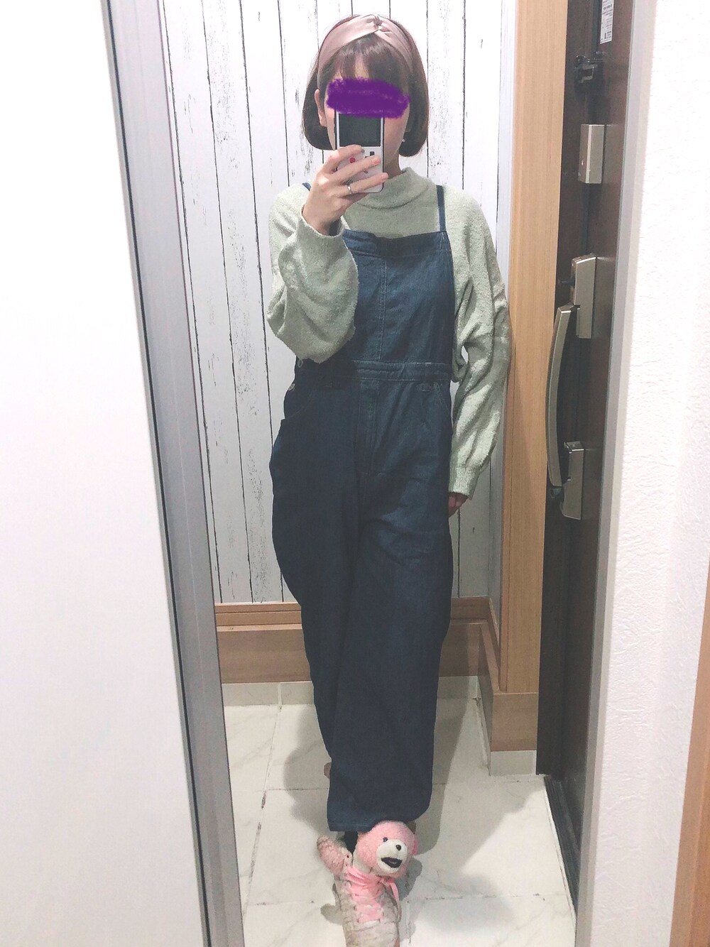 「ヘアバンド、なんちゃってボブ、サロペット、ヒステリックグラマー、アディダスオリジナルス、個性的、低身長、相互フォロー」｜「adidas Originals by JEREMY SCOTTのアイテム（スニーカー、ピンク系）」を使った、♡indigolovE♡さん（レディース・152cm）の冬コーディネートの1枚目の写真
