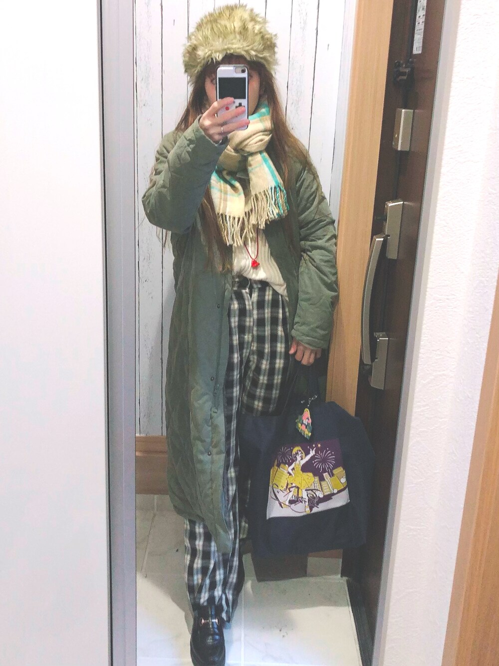 「冬コーデ、毛帽、パンツスタイル、秋冬コーデ、あったかコーデ、マフラー、低身長、カーキアウター、ロングアウター、チェックパンツ、ニット、ロングヘア」｜「indigo la Endのアイテム（トートバッグ、ブルー系）」を使った、♡indigolovE♡さん（レディース・152cm）の冬コーディネートの1枚目の写真