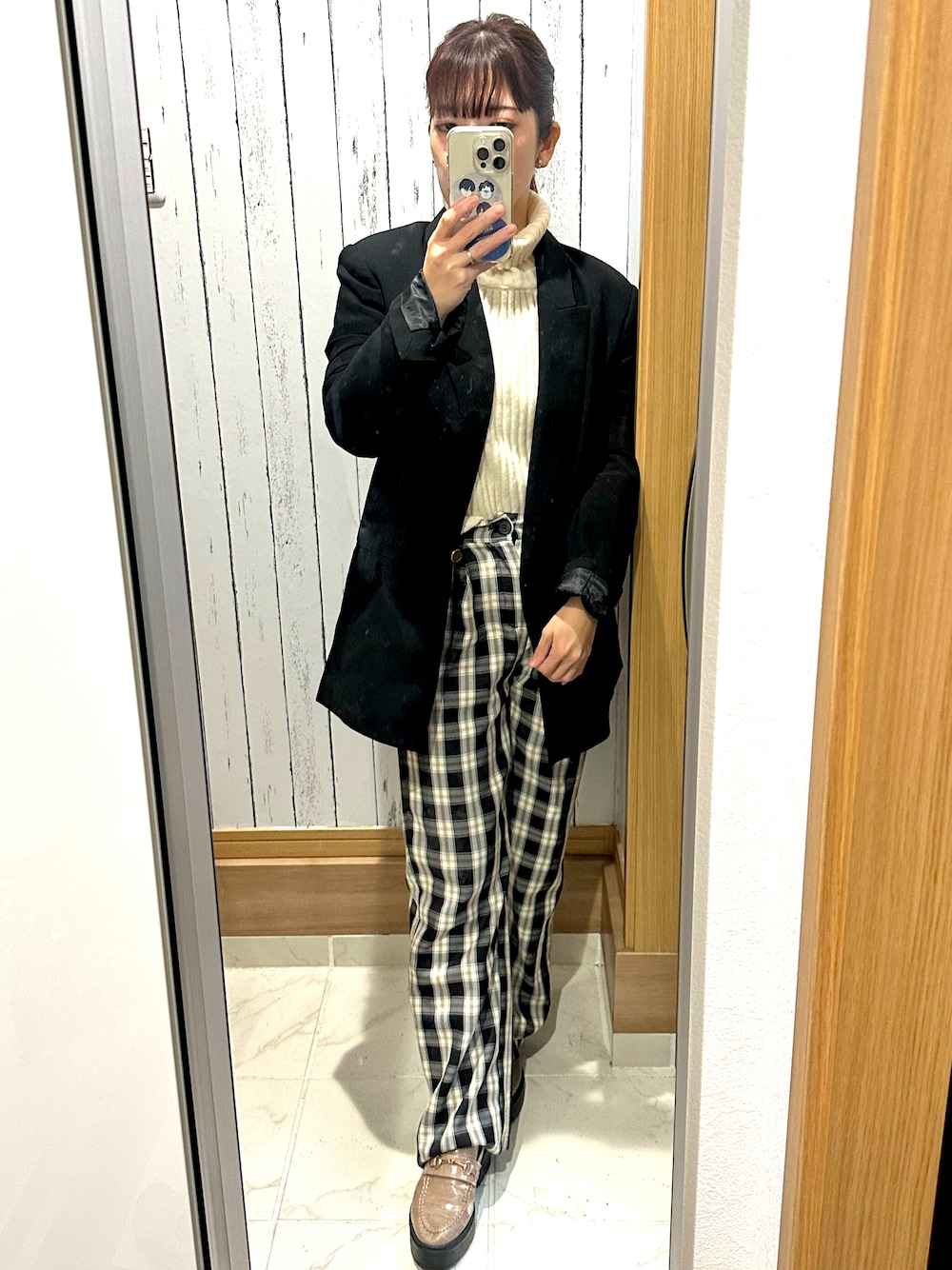 「辛口スタイリング、ロックコーデ、ジャケット、チェック、チェックパンツ、白セーター、ハイネックニット、セーター、ローファー、カッコイイ女子、ママコーデ、アラフォー、低身長」｜「Bifrostのリブ ハイネックニット（ニット/セーター、ホワイト系）」を使った、♡indigolovE♡さん（レディース・152cm）の秋コーディネートの1枚目の写真