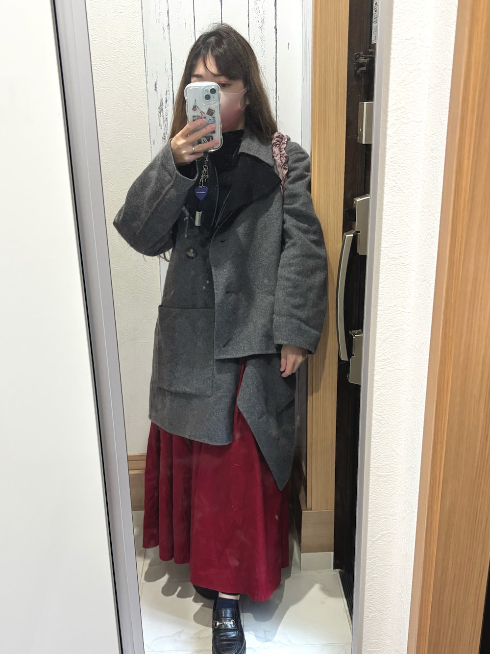 「ニット、ロングスカート、Vivienne Westwood、ヴィヴィアンウエストウッド、アシンメトリー、グレー、赤、黒、アラフォー、30代コーデ、30代、アラフォーママコーデ、アラフォーコーデ、30代ママ、秋冬コーデ」｜「Vivienne Westwoodのﾘﾊﾞｰｱｳﾀｰｱｼﾝﾒﾄﾘｯｸｺｰﾄ（ダウンジャケット/コート、グレー系）」を使った、♡indigolovE♡さん（レディース・152cm）の秋コーディネートの1枚目の写真