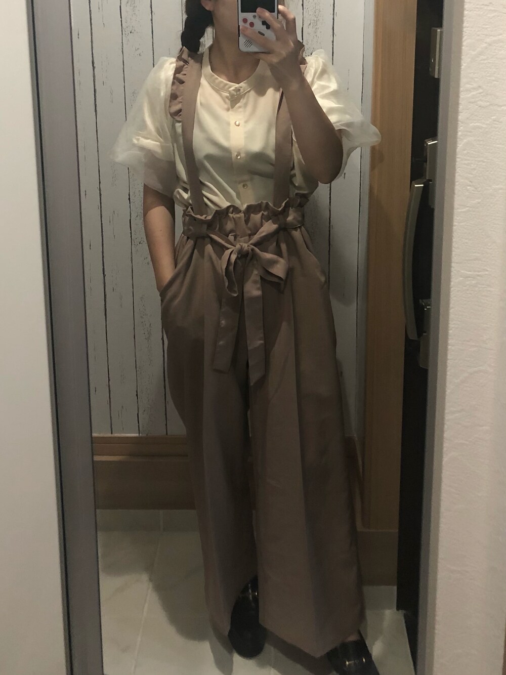 「大人コーデ、サロペット、古着、ブラウス、ローファー、フリル、シースルー、パフスリーブ、高見え、淡色コーデ」｜「古着400円のアイテム（サロペット/オーバーオール、ベージュ系）」を使った、♡indigolovE♡さん（レディース・152cm）の春コーディネートの1枚目の写真