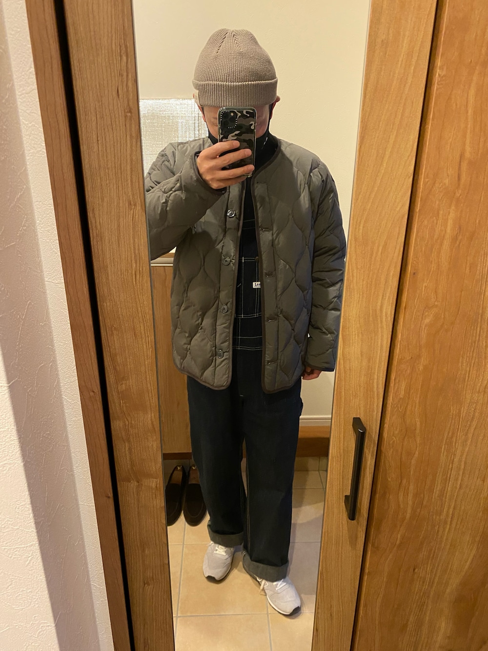 「今日のコーデ、休日コーデ、カジュアルコーデ、おしゃれさんと繋がりたい、ニット、ニット帽、グレー、冬アウター、ダウンジャケット、ノーカラージャケット、ミリタリー、モックネック、オーバーオール、スニーカーコーデ、私の推しブランド」｜「B:MING by BEAMSのNEW BALANCE / CM996（スニーカー、グレー系）」を使った、D@icekさん（メンズ・172cm）の冬コーディネートの1枚目の写真