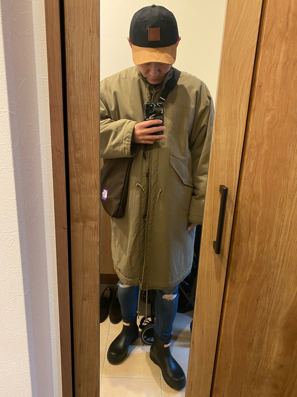 「私の推しブランド、休日スタイル、今日のコーデ、お洒落さんとつながりたい、ショルダーバッグ、WAIPER、帽子、キャップ、ミリタリー、モッズコート、デニム、デニムパンツ、レインブーツ、モックネック、いいね、save、フォローお願いします🤑」｜「HUNTERのMENS ORIGINAL PLAY BOOT SHORT（レインシューズ、ブラック系）」を使った、D@icekさん（メンズ・172cm）の冬コーディネートの1枚目の写真