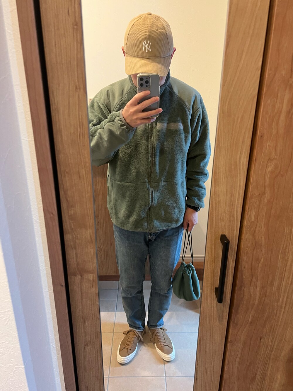 「秋冬コーデ、スニーカーコーデ、ootd、ラフ、ミリタリー、キャップ、デニム、コンバース、CT70s、ミニバッグ、巾着バッグ、ベージュ、カーキ、アースカラー、WAIPER」｜「ZOZOのスリムテーパードデニムパンツ［MEN］（デニムパンツ、ブルー系）」を使った、D@icekさん（メンズ・173cm）の秋コーディネートの1枚目の写真