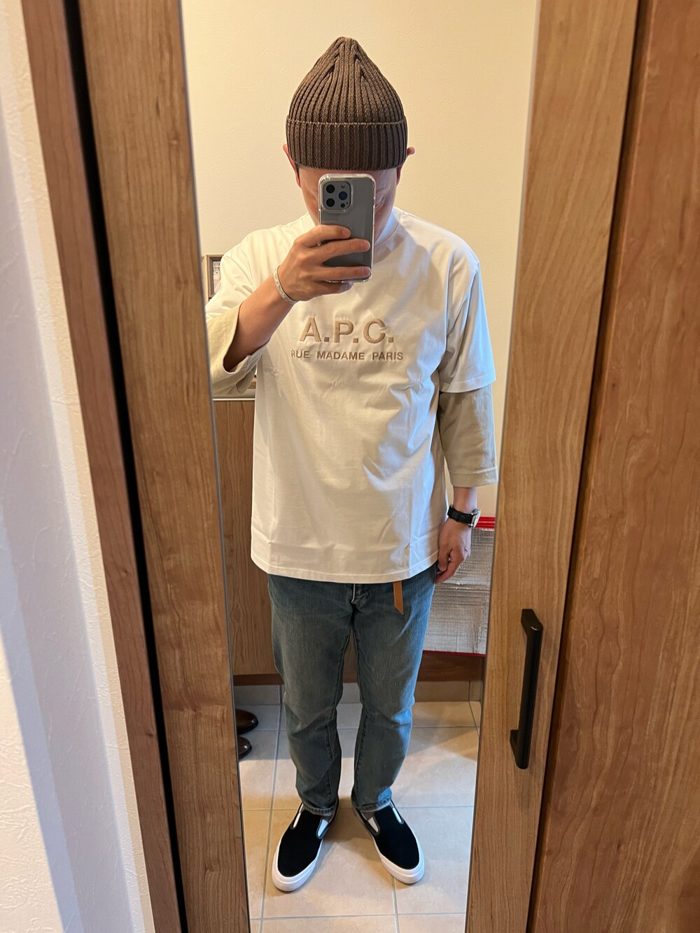 「レイヤードスタイル、春コーデ、カジュアル、ベージュ、ニット帽、ベスト、Tシャツ、A.P.C.、BEAMS LIGHTS、デニム、converse、コンバース、cons、スリッポン、お洒落さんとつながりたい」｜「ZOZOのスリムテーパードデニムパンツ［MEN］（デニムパンツ、ブルー系）」を使った、D@icekさん（メンズ・173cm）の春コーディネートの1枚目の写真