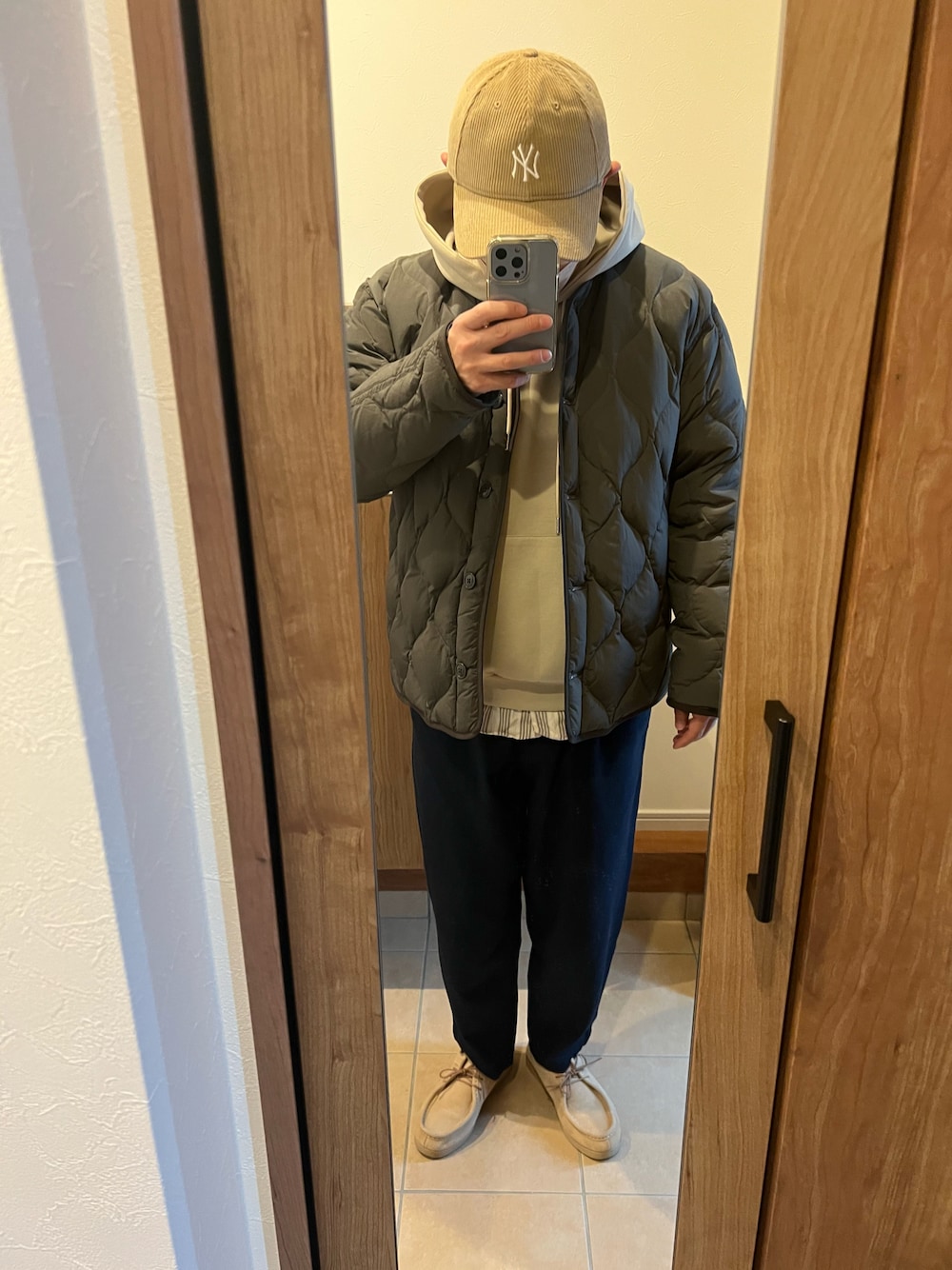 「今日のコーデ、ootd、ミリタリー、ブラウンコーデ、レイヤードスタイル、コーデュロイ、シンプル、Made in USA、おしゃれさんと繋がりたい、キャップ、ダウンジャケット、キルティング、パーカー、シャツスタイル、モカシン」｜「ALBEROLAのALBEROLA × B:MING by BEAMS / 別注 スウェードモカシン シューズ（モカシン/デッキシューズ、ベージュ系）」を使った、D@icekさん（メンズ・173cm）の冬コーディネートの1枚目の写真