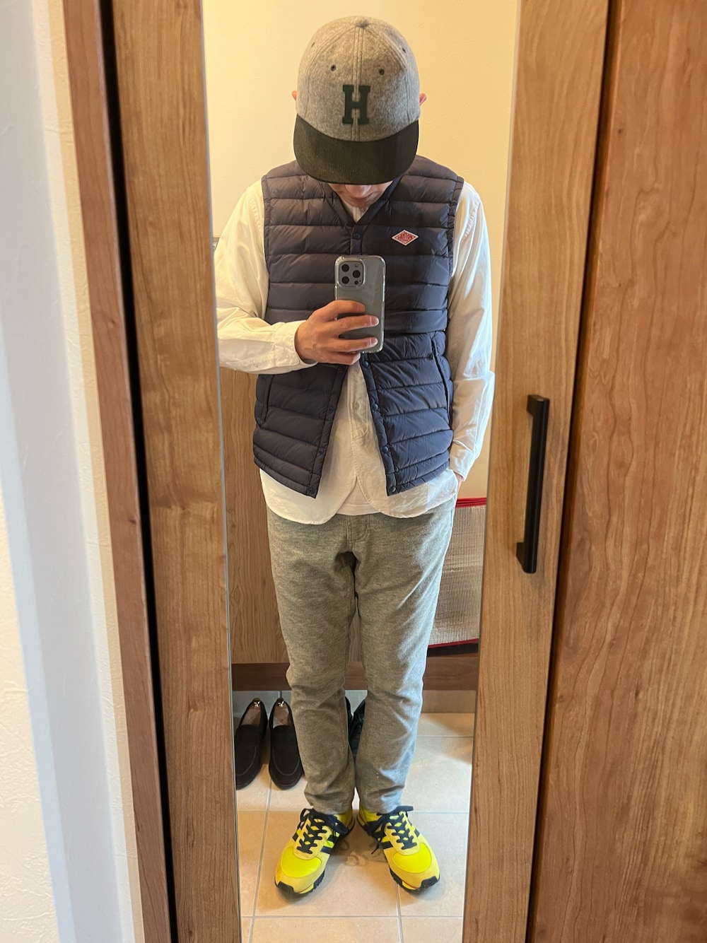 「今日のコーデ、休日コーデ、春コーデ、スニーカーコーデ、春、シャツスタイル、お洒落さんとつながりたい、H.R.REMAKE、キャップ、ダウンベスト、ステンカラーコート、白シャツ、バンドカラーシャツ、adidas originals、Marathon 86 Spezial」｜「DANTONの【DANTON/ダントン】インナーダウンベスト (JD-8753)（ダウンベスト、ブルー系）」を使った、D@icekさん（メンズ・173cm）の春コーディネートの1枚目の写真