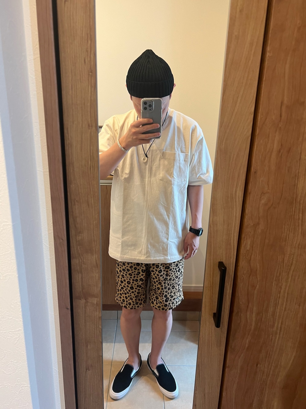 「夏コーデ、夏、ラフ、カジュアル、スニーカーコーデ、ニット帽、Ｔシャツ、ビッグT、レオパード、アニマル柄、ショーツ、converse、ワンスター、スリッポン、お洒落さんとつながりたい」｜「URBAN RESEARCH DOORSのストローヤーンニットキャップ（ニットキャップ/ビーニー、ブラック系）」を使った、D@icekさん（メンズ・173cm）の夏コーディネートの1枚目の写真