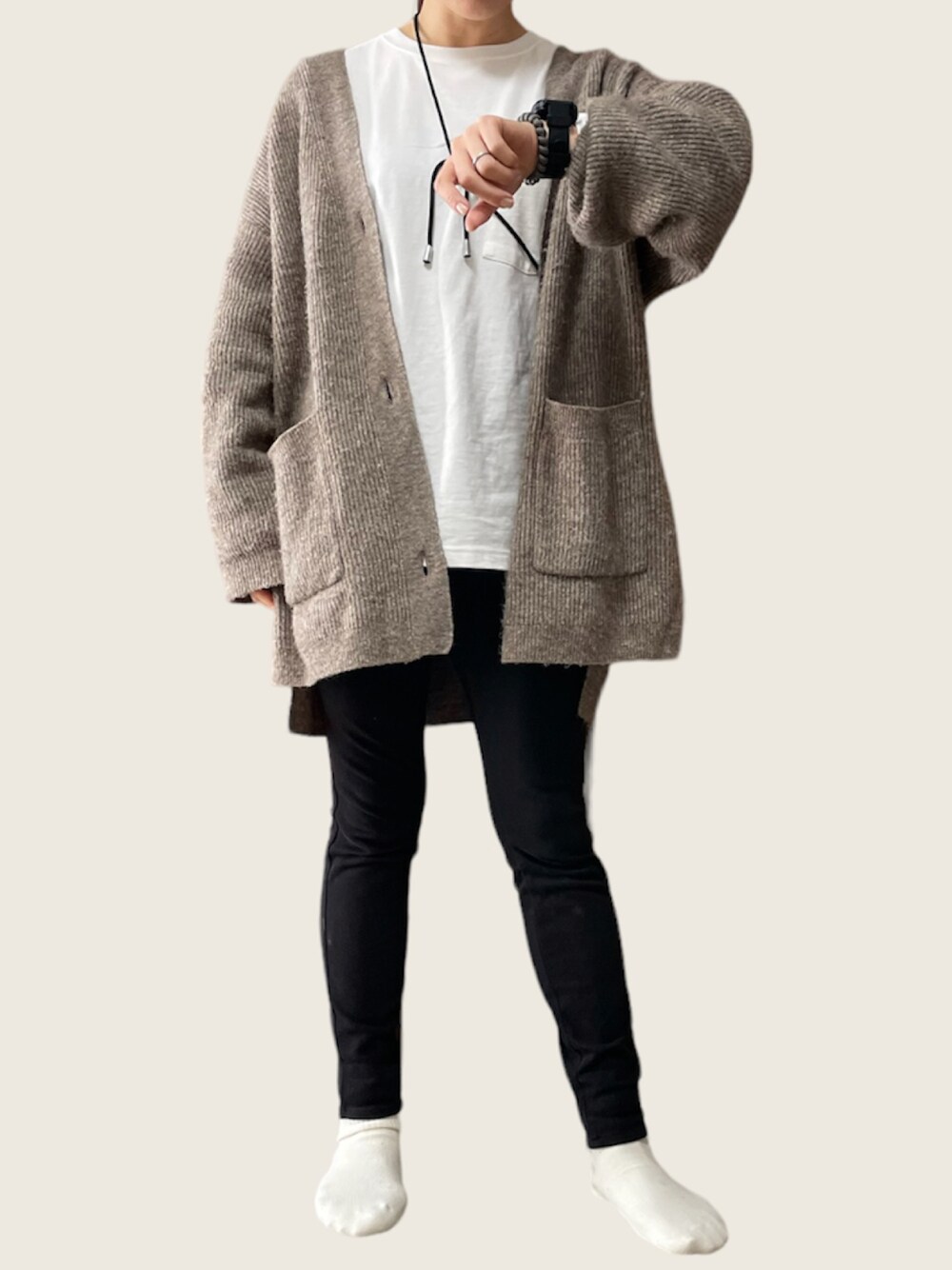 「H&Mのアイテム（カーディガン/ボレロ、ベージュ系）」を使った、Tomomi  Kannoさん（レディース・161cm）の冬コーディネートの1枚目の写真