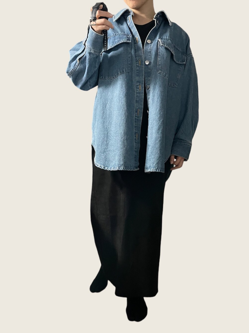 「H&Mのアイテム（デニムジャケット、ブルー系）」を使った、Tomomi  Kannoさん（レディース・161cm）の春コーディネートの1枚目の写真