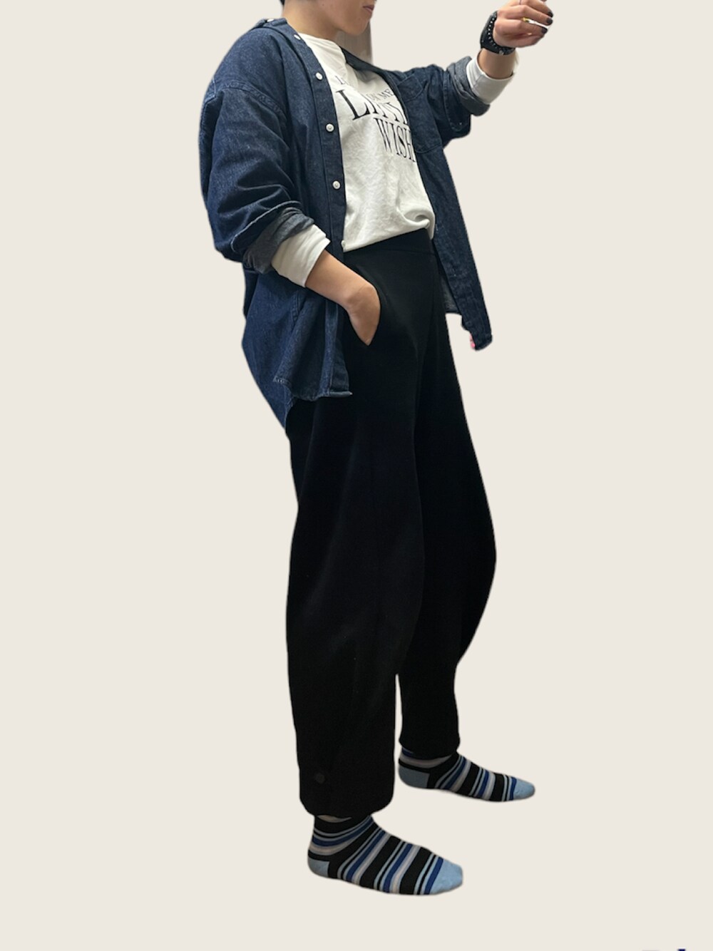 「UNIQLOのアイテム（パンツ、ブラック系）」を使った、Tomomi  Kannoさん（レディース・161cm）の冬コーディネートの1枚目の写真