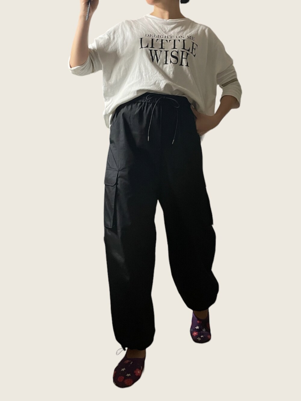 「しまむらのアイテム（Tシャツ/カットソー、ホワイト系）」を使った、Tomomi  Kannoさん（レディース・161cm）の春コーディネートの1枚目の写真