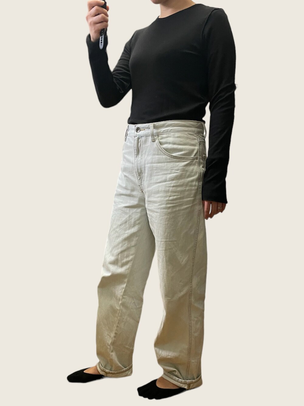 「UNIQLOのアイテム（デニムパンツ、ブルー系）」を使った、Tomomi  Kannoさん（レディース・161cm）の春コーディネートの1枚目の写真
