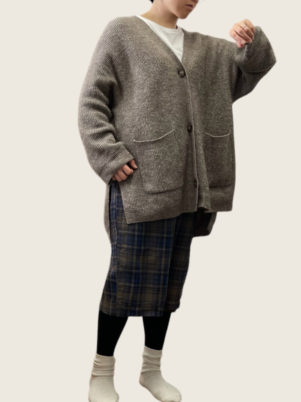 「H&Mのアイテム（カーディガン/ボレロ、ベージュ系）」を使った、Tomomi  Kannoさん（レディース・161cm）の冬コーディネートの1枚目の写真