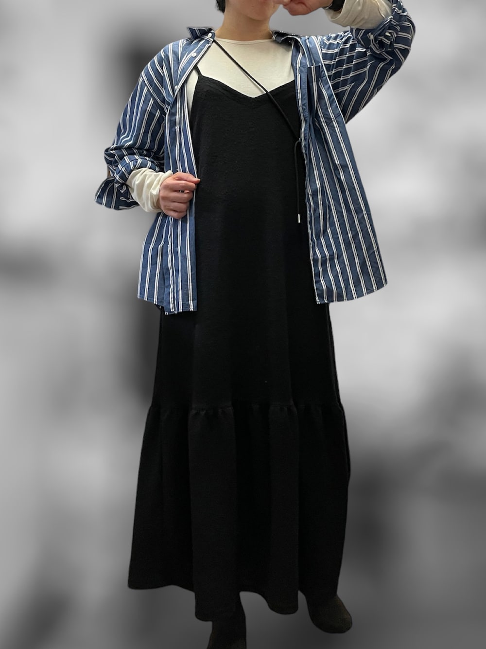 「UNIQLOのアイテム（シャツ/ブラウス、ブルー系）」を使った、Tomomi  Kannoさん（レディース・161cm）の春コーディネートの1枚目の写真