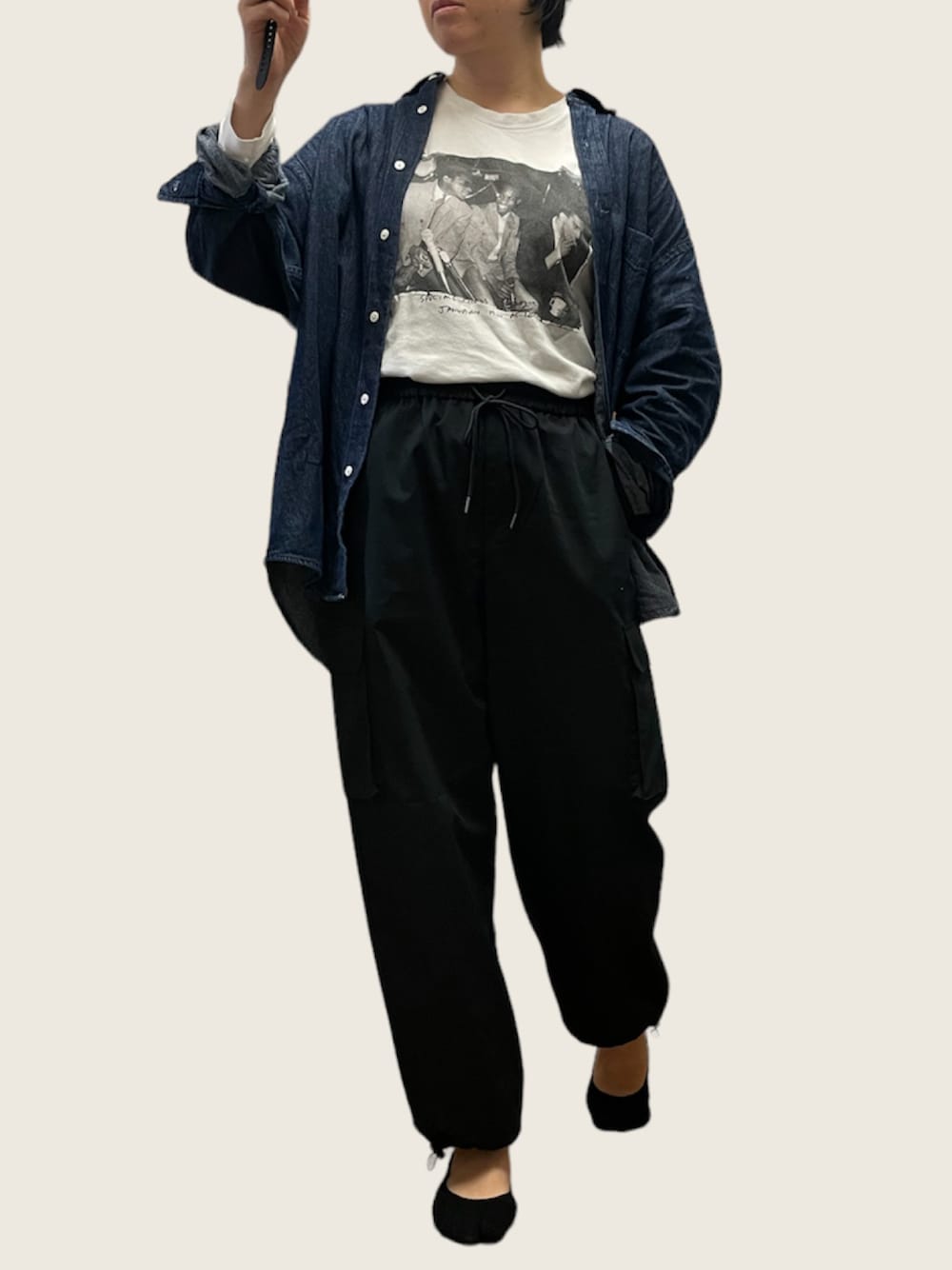 「GUのアイテム（シャツ/ブラウス、ブルー系）」を使った、Tomomi  Kannoさん（レディース・161cm）の春コーディネートの1枚目の写真