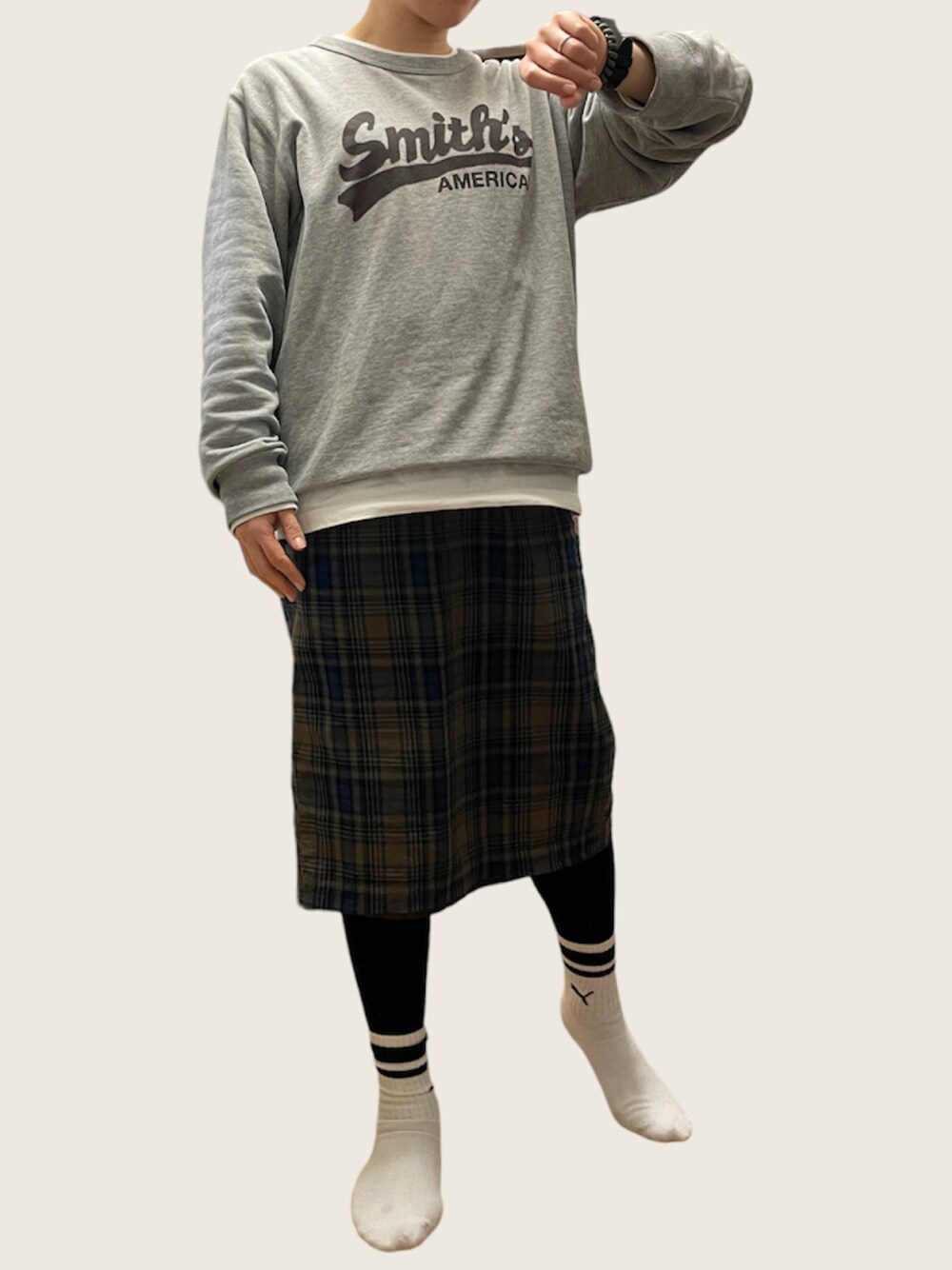 「古着のアイテム（スウェット、グレー系）」を使った、Tomomi  Kannoさん（レディース・161cm）の冬コーディネートの1枚目の写真