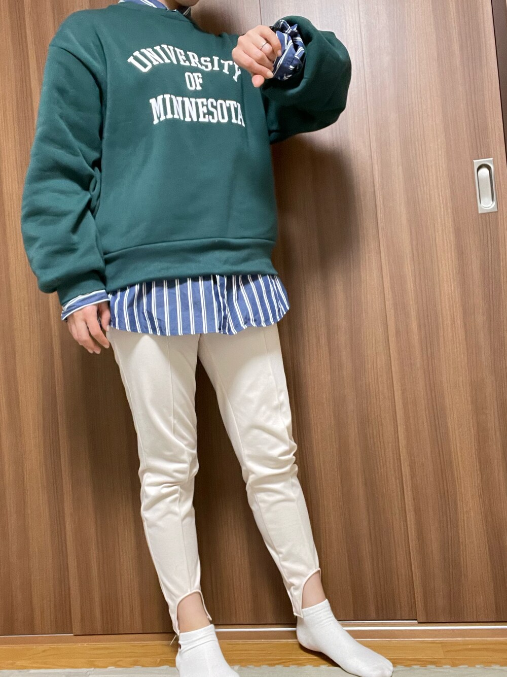「しまむらのアイテム（スウェット、グリーン系）」を使った、Tomomi  Kannoさん（レディース・161cm）の冬コーディネートの1枚目の写真