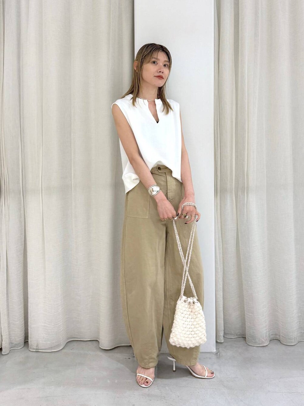 ベージュ系のその他パンツ、ホワイト系のTシャツ/カットソーを着用したレディースの夏コーディネートの1枚目の写真