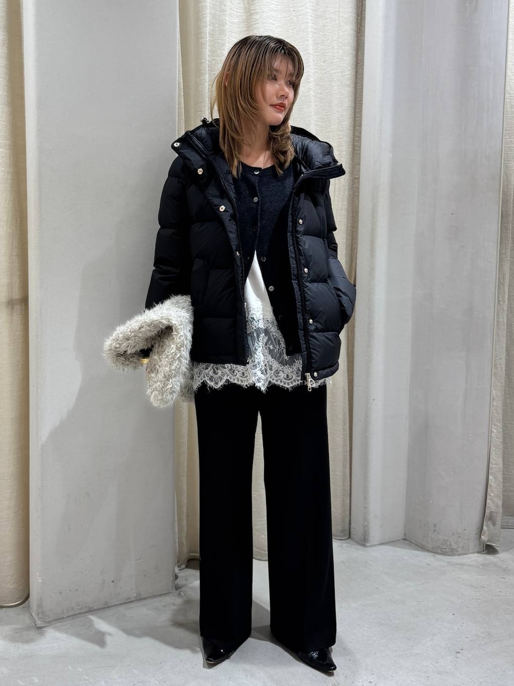 グレー系のカーディガン/ボレロ、ブラック系のその他パンツ、ホワイト系のキャミソールを着用したレディースの秋コーディネートの1枚目の写真