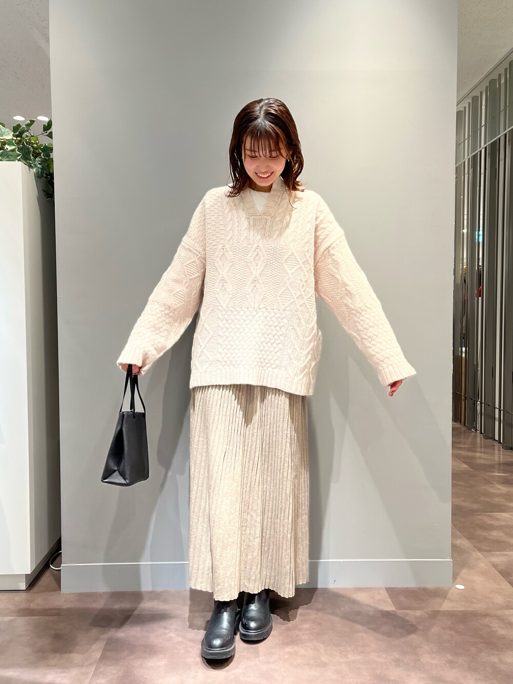 「ピュアルセシン、pualcecin、ワントーンコーデ、ニット、シェットランド、秋服コーデ、大人カジュアル、カジュアル、お出かけコーデ、秋冬、今日のコーデ、ニットスカート、ブーツ、大人コーデ、ショートブーツ」｜「PUAL CE CINのシェットランドウールキーネックプルオーバー（ニット/セーター、ホワイト系）」を使った、misakiさん（レディース・162cm）の秋コーディネートの1枚目の写真