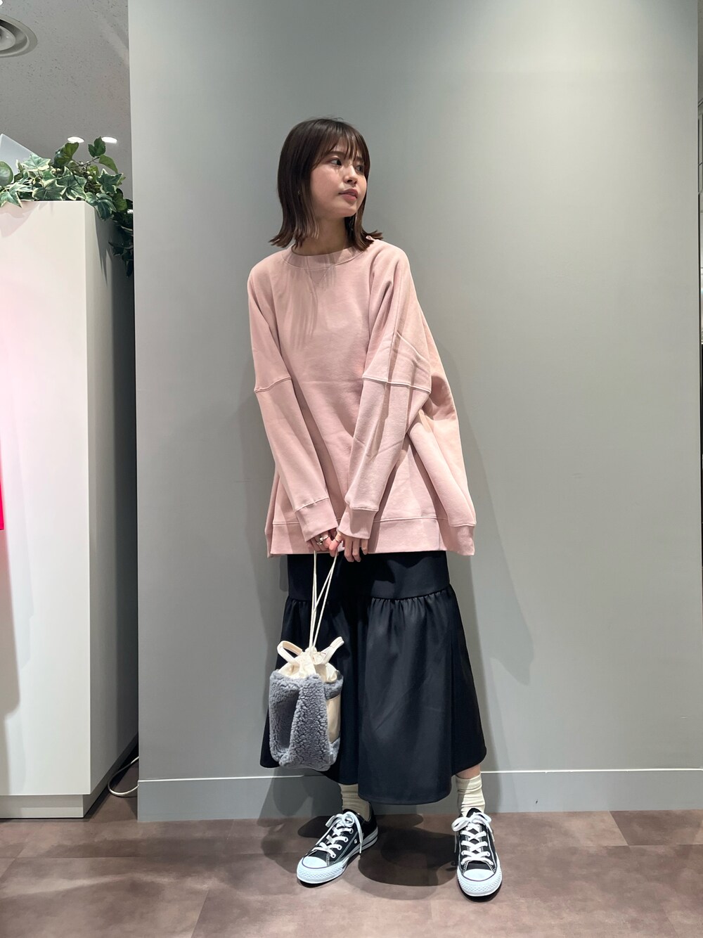 「ピュアルセシン、pualcecin、スウェット、ピンク、シンプル、オトナカジュアル、秋のコーデ、オーバーサイズ、秋服コーデ、大人コーデ、ワンピース、楽チンコーデ」｜「PUAL CE CINの裏起毛チュニックプルオーバー（スウェット、ピンク系）」を使った、misakiさん（レディース・162cm）の秋コーディネートの1枚目の写真