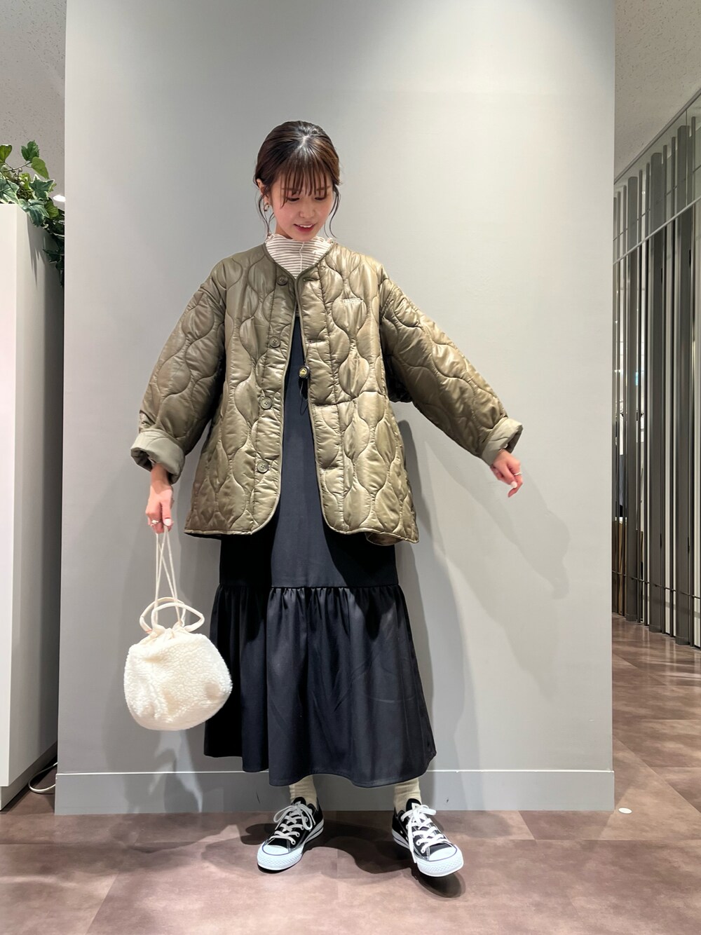 「ピュアルセシン、pualcecin、ワンピース、オトナカジュアル、シンプル、キルティングジャケット、秋服コーデ、オトナカワイイ、カラーコーデ、きれいめカジュアル、初秋コーデ」｜「PUAL CE CINのテレコ染めわけボーダーロングスリーブ（Tシャツ/カットソー、ベージュ系）」を使った、misakiさん（レディース・162cm）の秋コーディネートの1枚目の写真