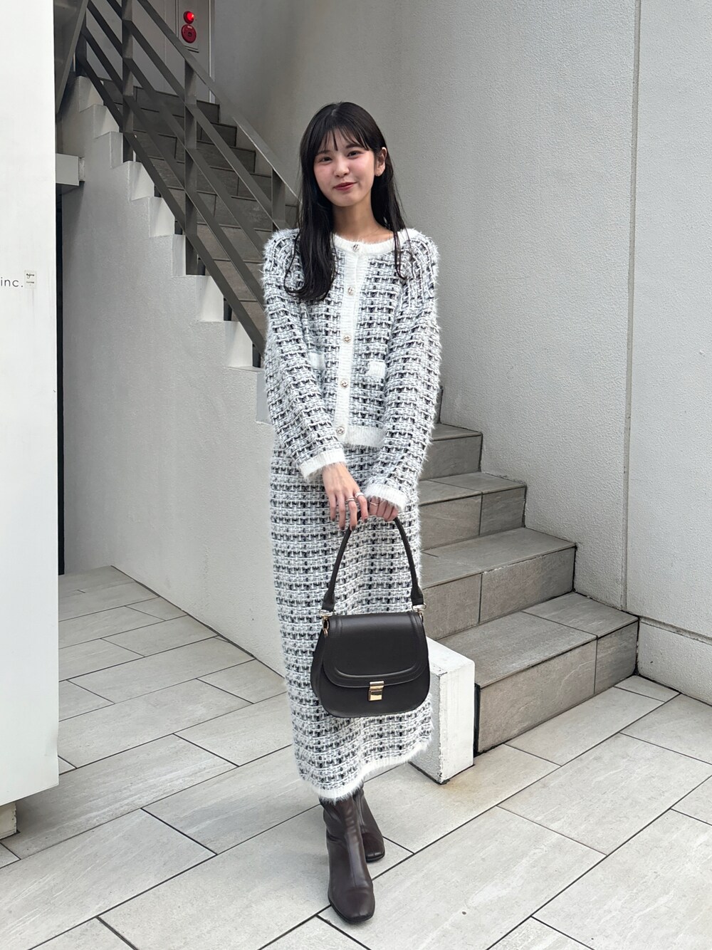 「秋冬コーデ、おでかけコーデ、ニットコーデ、セットアップ、シンプル、オトナ女子、秋冬、ナチュラルクチュール、natural couture」｜「natural coutureのフェザー使いニットツイードカーデ（カーディガン/ボレロ、ホワイト系）」を使った、misakiさん（レディース・162cm）の秋コーディネートの1枚目の写真