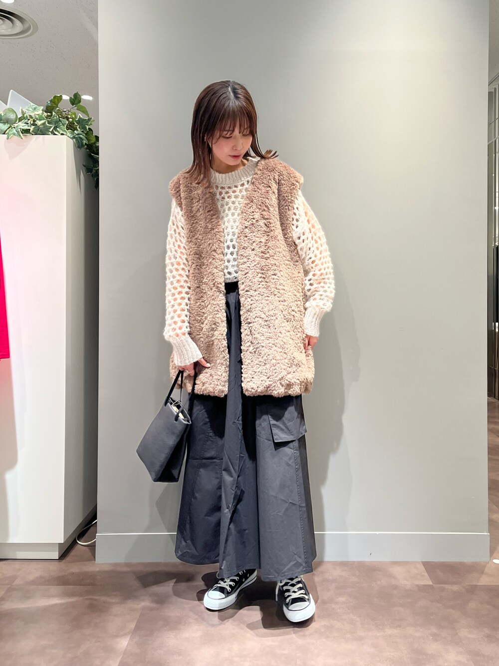 「ピュアルセシン、pualcecin、ファーベスト、ニット、秋のコーデ、オトナカジュアル、秋服コーデ、オトナカワイイ、スカートスタイル、初秋コーデ、チェック」｜「PUAL CE CINのカールファーベスト（ベスト、ブラウン系）」を使った、misakiさん（レディース・162cm）の秋コーディネートの1枚目の写真