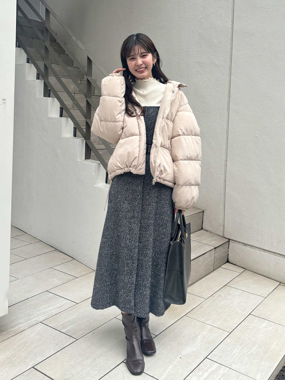 「ナチュラルクチュール、natural couture、アウター、ダウンジャケット、ワンピース、冬アウター、オトナカジュアル、大人可愛い、秋冬、キレイめ」｜「natural coutureのフード中綿ジャケット（ダウンジャケット/コート、ホワイト系）」を使った、misakiさん（レディース・162cm）の秋コーディネートの1枚目の写真