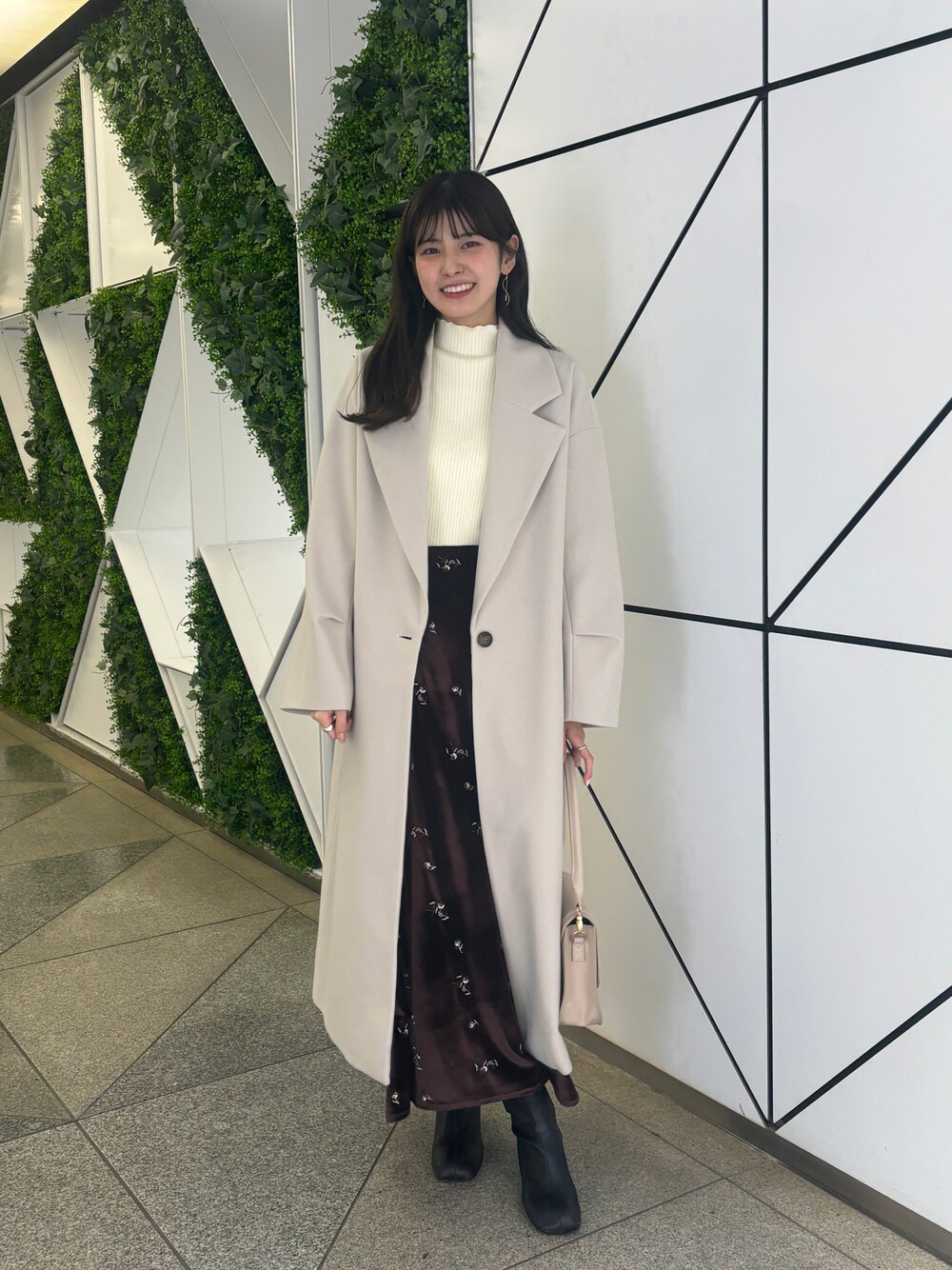 「ナチュラルクチュール、natural couture、コート、ニット、スカート、ベロア、タートルネック、冬アウター、おでかけコーデ、大人女子、淡色コーデ、クリスマスコーデ」｜「natural coutureの【Web限定】ニットモッサ袖タックチェスターコート（チェスターコート、ホワイト系）」を使った、misakiさん（レディース・162cm）の冬コーディネートの1枚目の写真