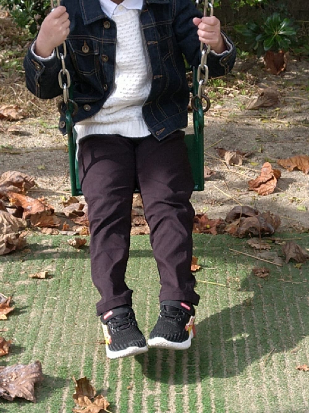 「BREEZEのアイテム（その他パンツ、パープル系）」を使った、ふくたろうさん（キッズ・100cm）の冬コーディネートの1枚目の写真