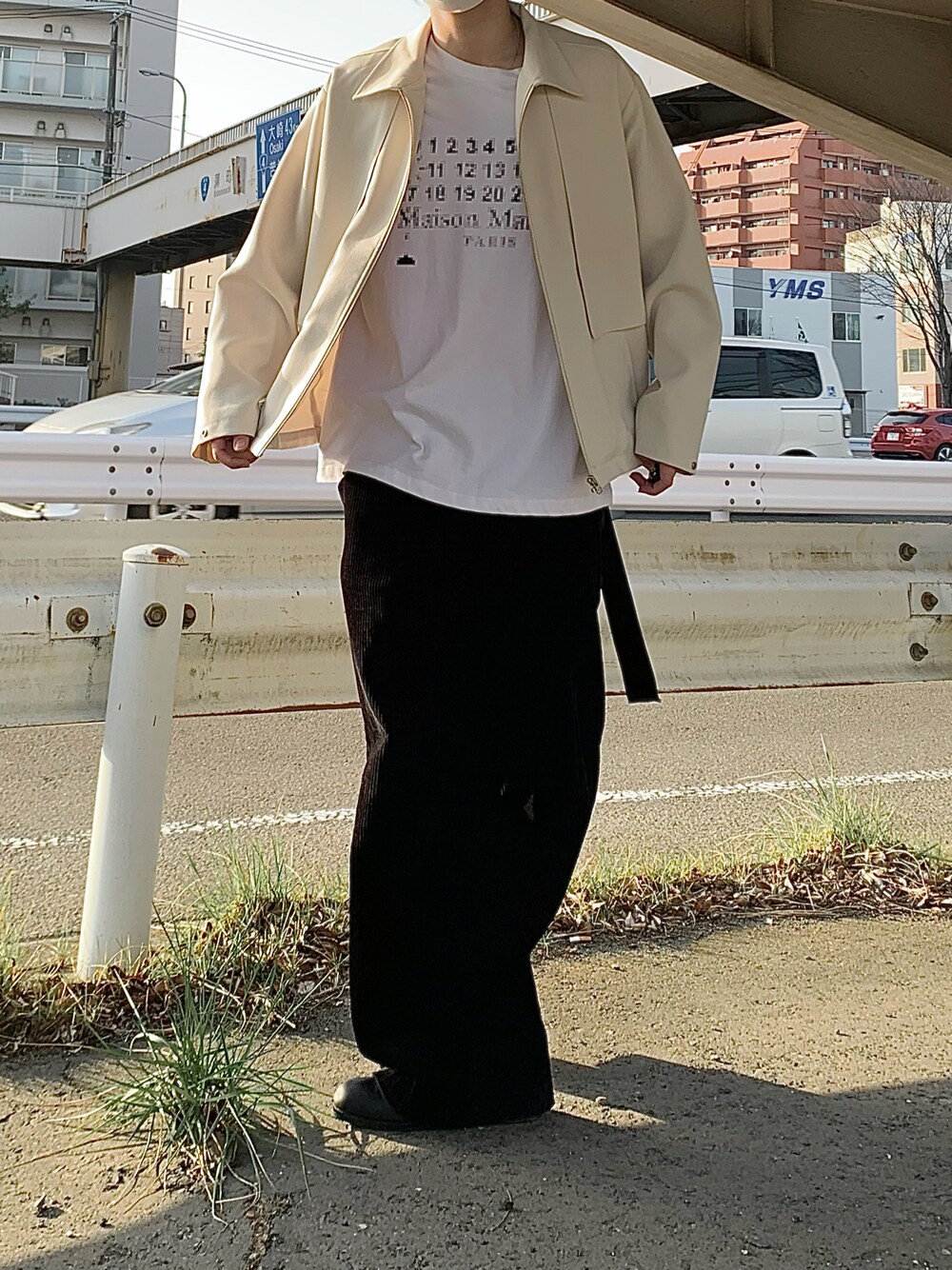「春コーデ、ゆるコーデ、ビッグシルエット、シンプル、高校生、モテ」｜「Maison Margielaのアイテム（Tシャツ/カットソー、ホワイト系）」を使った、ザンさん（メンズ・172cm）の春コーディネートの1枚目の写真