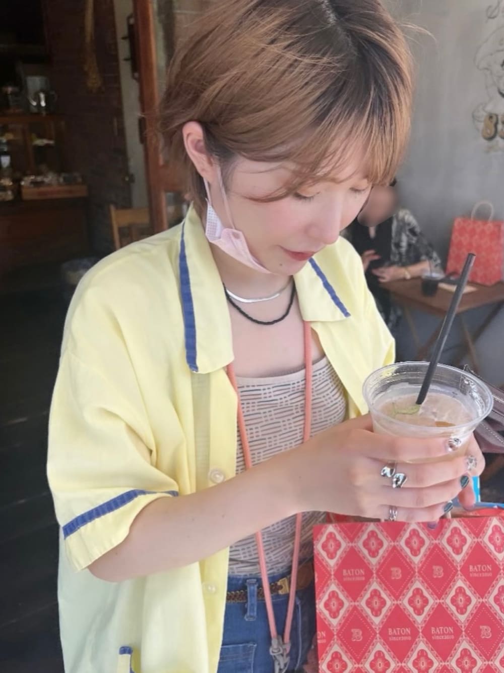 「カフェ、休日スタイル、シンプル、タンクトップ、古着、古着MIX、パンツコーデ、デニムコーデ、パジャマシャツ、イエローコーデ、ブルー、きれいめカジュアル」｜「古着のアイテム（シャツ/ブラウス、イエロー系）」を使った、みにゃぞーさん（レディース・162cm）の夏コーディネートの1枚目の写真